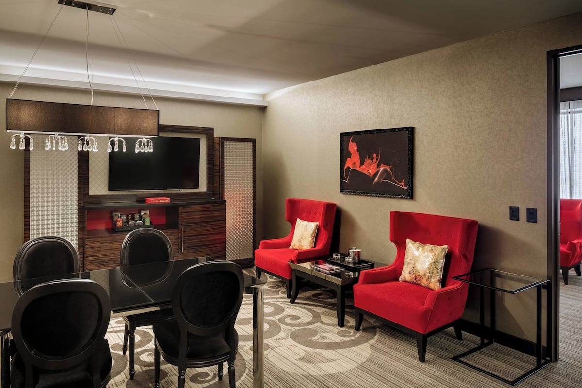 Junior Suite, 1 Queen Bed | Minibar, in-room safe, iron/ironing board, free cribs/infant beds
