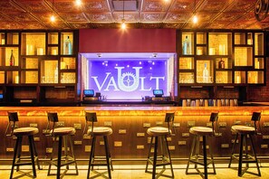 3 bar/ruang istirahat, bar atas bumbung, bar koktel