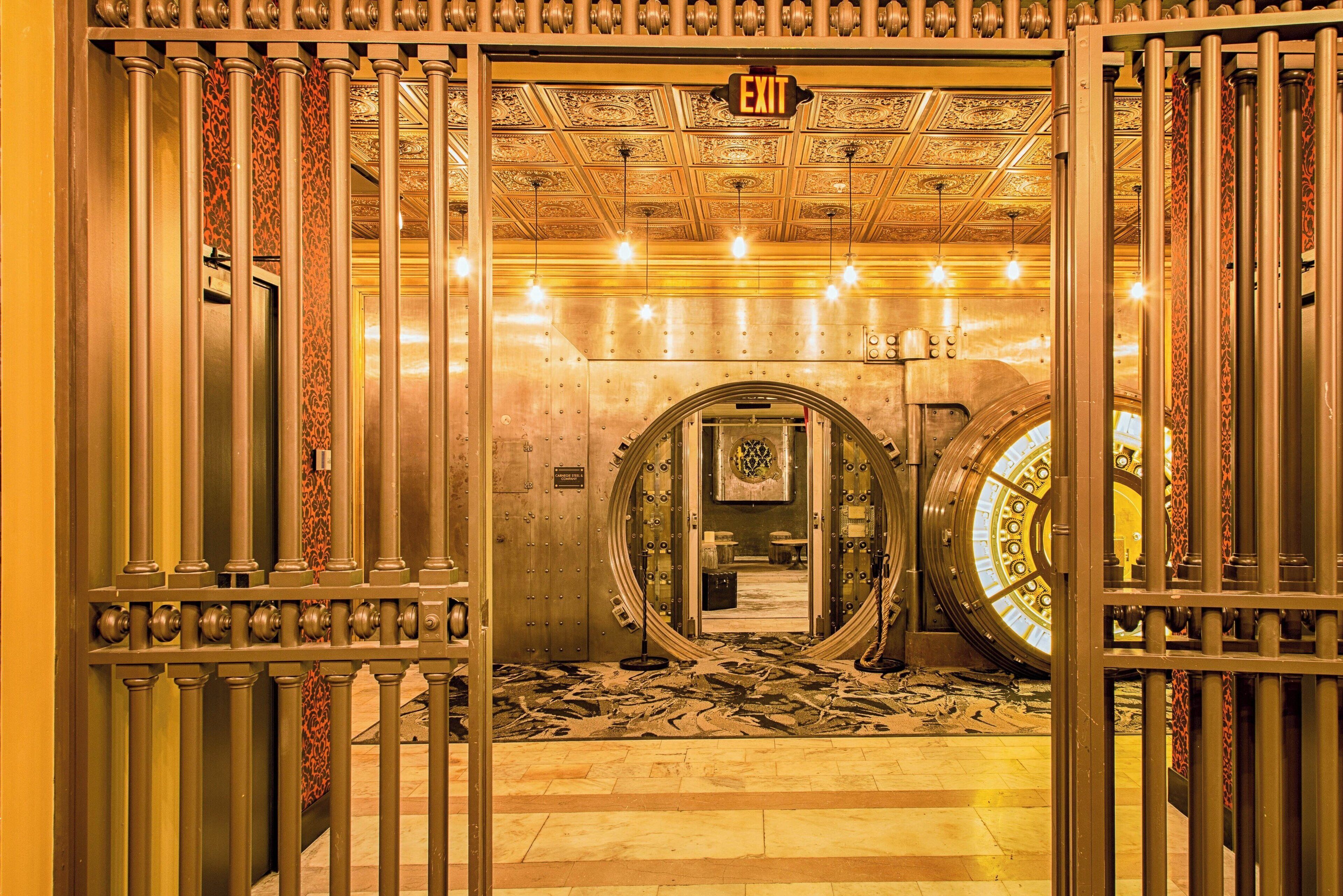 3 bars/lounges, rooftop bar, cocktail bar