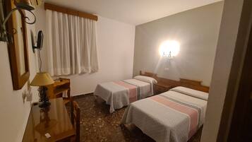 Tweepersoonskamer | Een bureau, geluiddichte muren, extra bedden (toeslag), gratis wifi