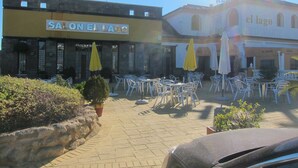 Eine Terrasse mit Sitzgelegenheiten im Freien und einer Steinmauer.