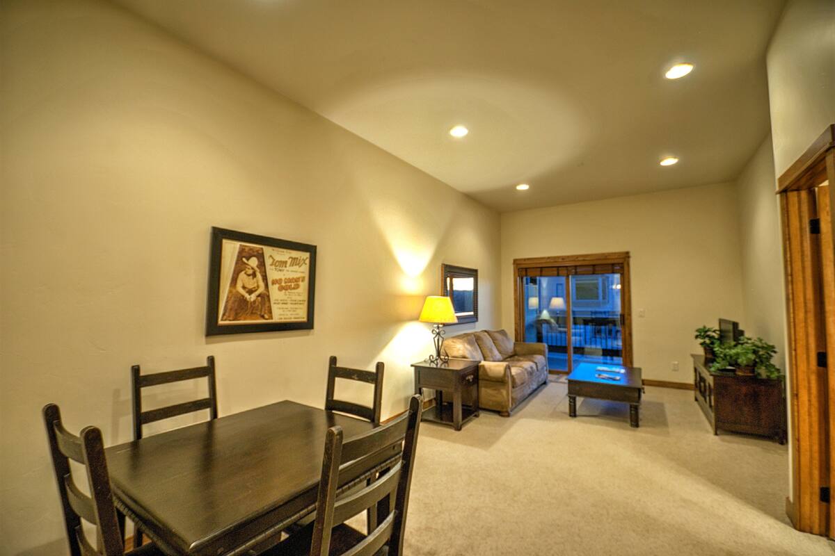 Condo, 5 chambres | Aire de séjour | Téléviseur