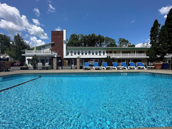 Alberca al aire libre, sombrillas en la alberca y camastros 