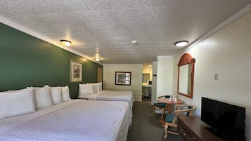 Quarto casal standard, várias camas | Wi-Fi de cortesia