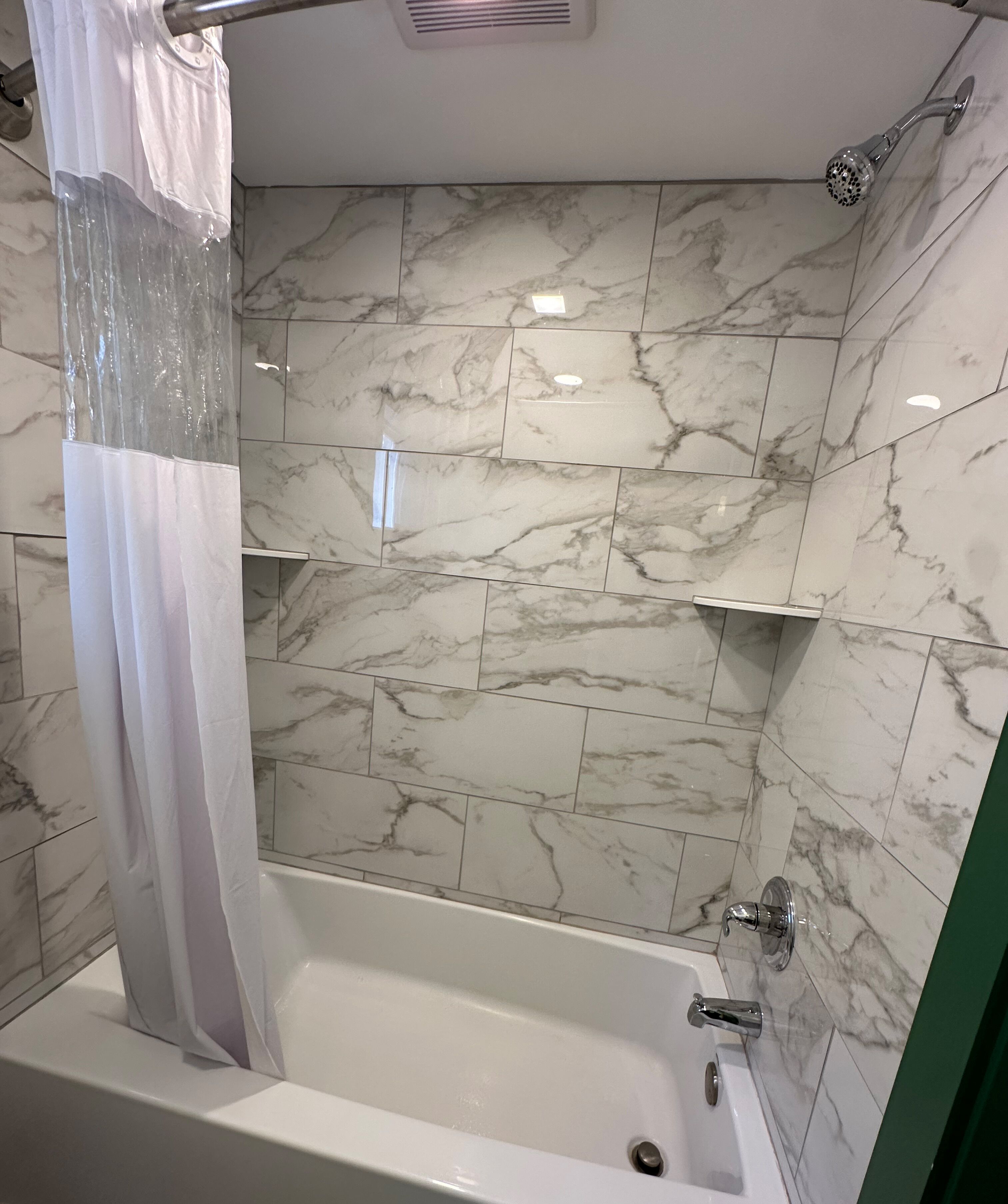 Standard Room, 1 King Bed | Bathroom | Combined shower/tub, hair dryer, towels