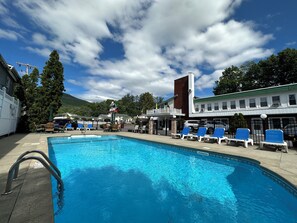 Outdoor pool, open 9 AM to 8 PM, pool umbrellas, sun loungers - O'Sullivan's On The Lake Motel (Lake George)