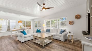 スイート 1 ベッドルーム キッチン ガーデンビュー (The Cottage) | リビング エリア | 45 インチのスマートテレビ (ケーブル放送視聴可)、テレビ