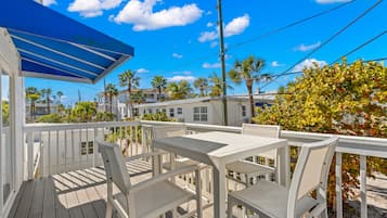 Chambre, 1 grand lit, cuisine (Sea Loft) | Balcon