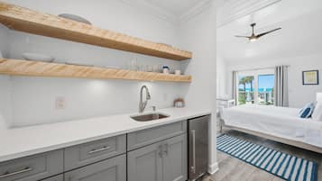 Monolocale Deluxe (Gulfstream) | Cucina privata | Frigorifero, macchina per tè/caffè, bollitore elettrico, tostapane