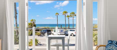 Suíte luxo, 1 cama King, vista para a praia (Magnolia) | Cozinha privada | Geladeira, torradeira, talheres/pratos/utensílios de cozinha