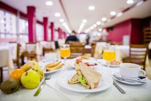 Petit déjeuner buffet (5 EUR par personne)