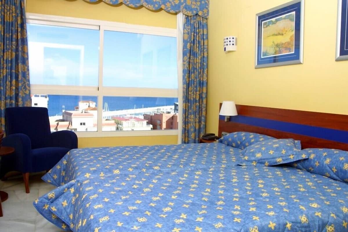 Untuvapeitot, pillowtop-patjalliset sängyt, minibaari