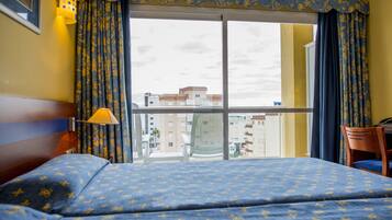 Dundyner, senge med topmadrasser, minibar, pengeskab på værelset