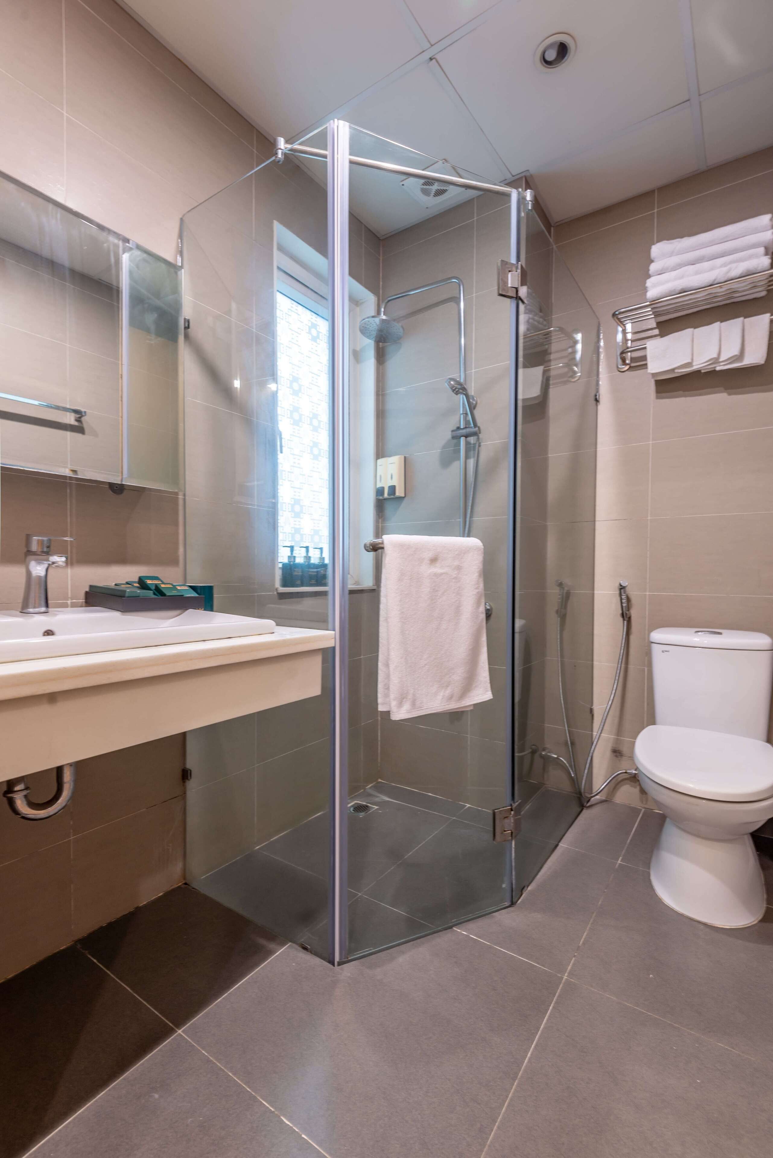 shower, hydromassage showerhead, free toiletries, hair dryer