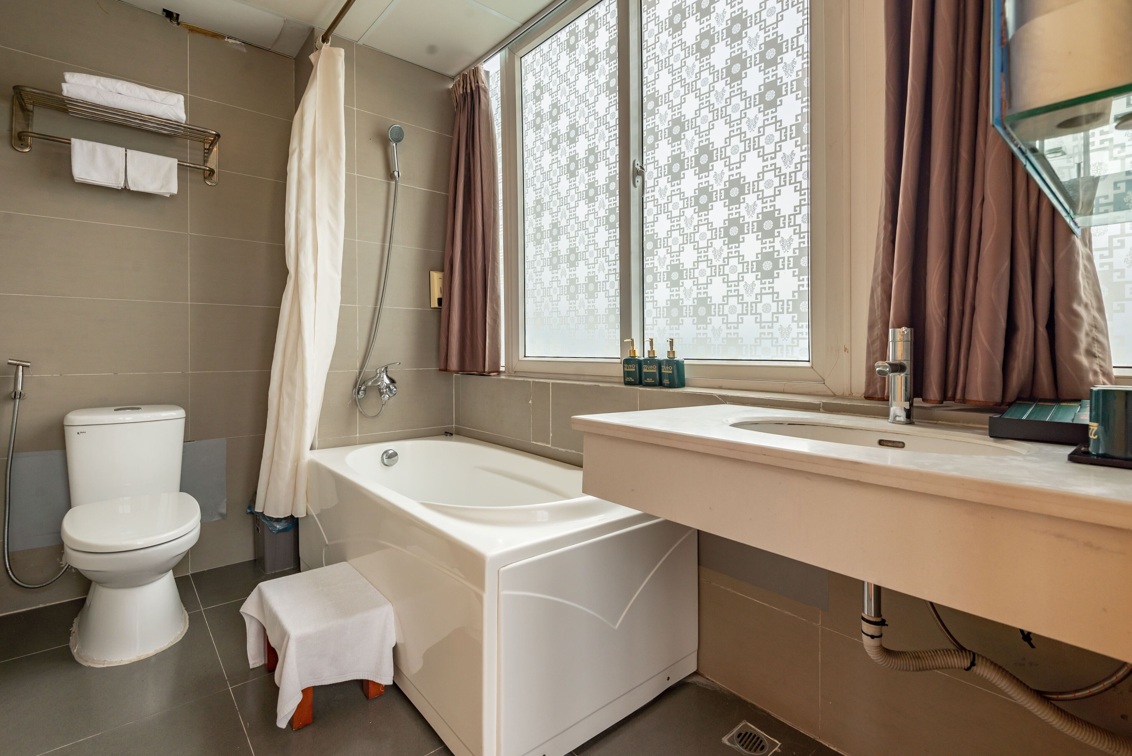 executive double room, 1 king bed | bathroom | shower, hydromassage showerhead, free toiletries, hair dryer