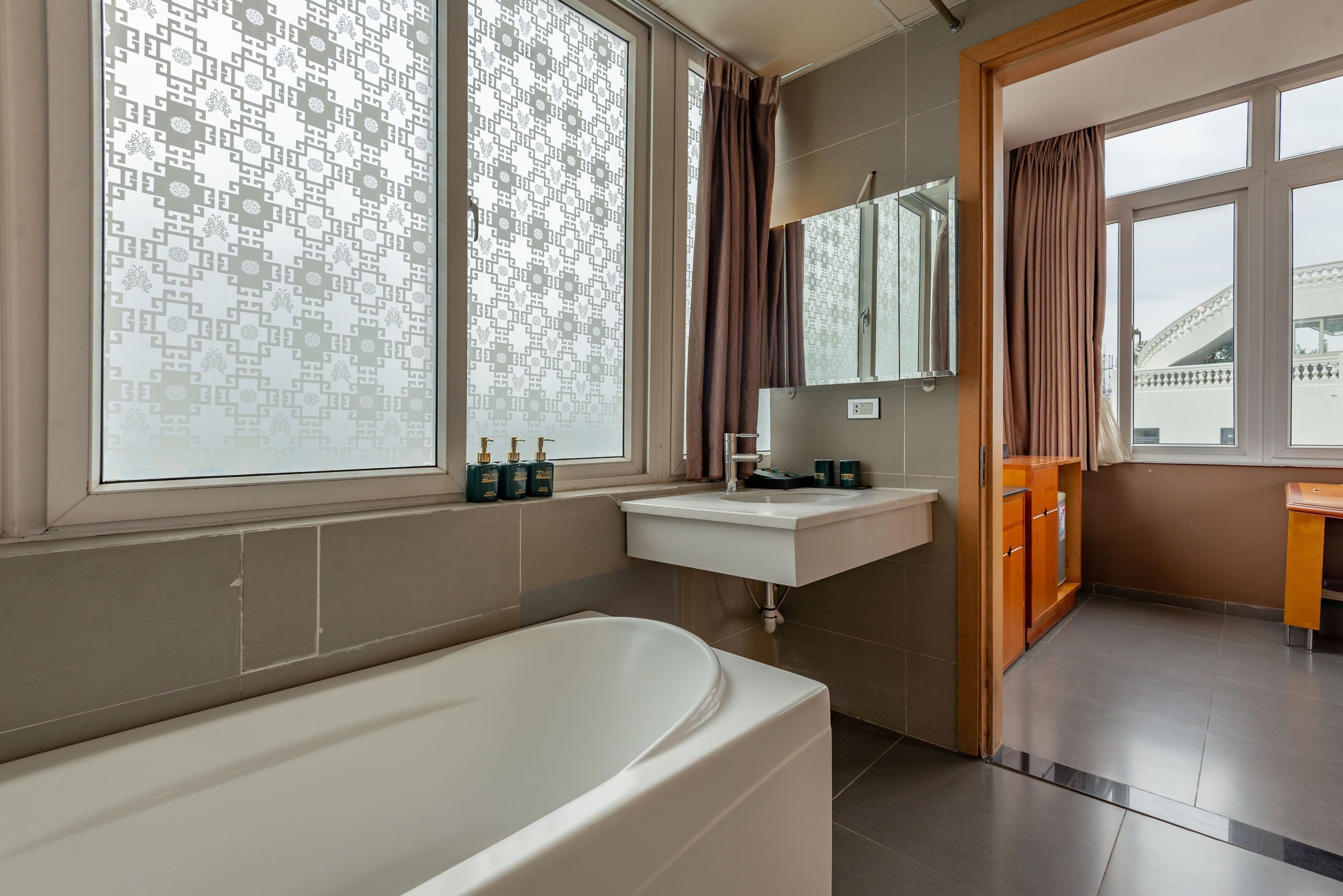 executive double room, 1 king bed | bathroom | shower, hydromassage showerhead, free toiletries, hair dryer