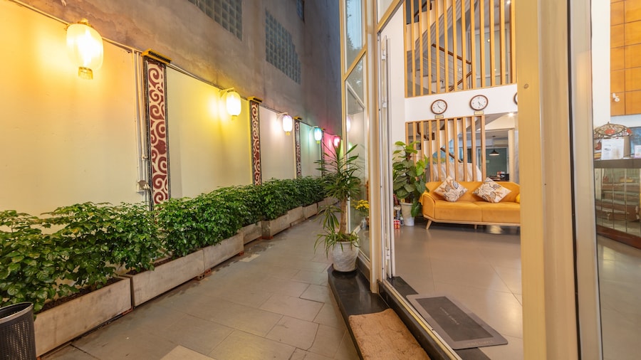 Golden Sunshine Villa Hotel and Travel