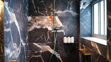 Apartment, 3 Bedrooms, Non Smoking, Kitchen | Bathroom | Hair dryer, towels, soap