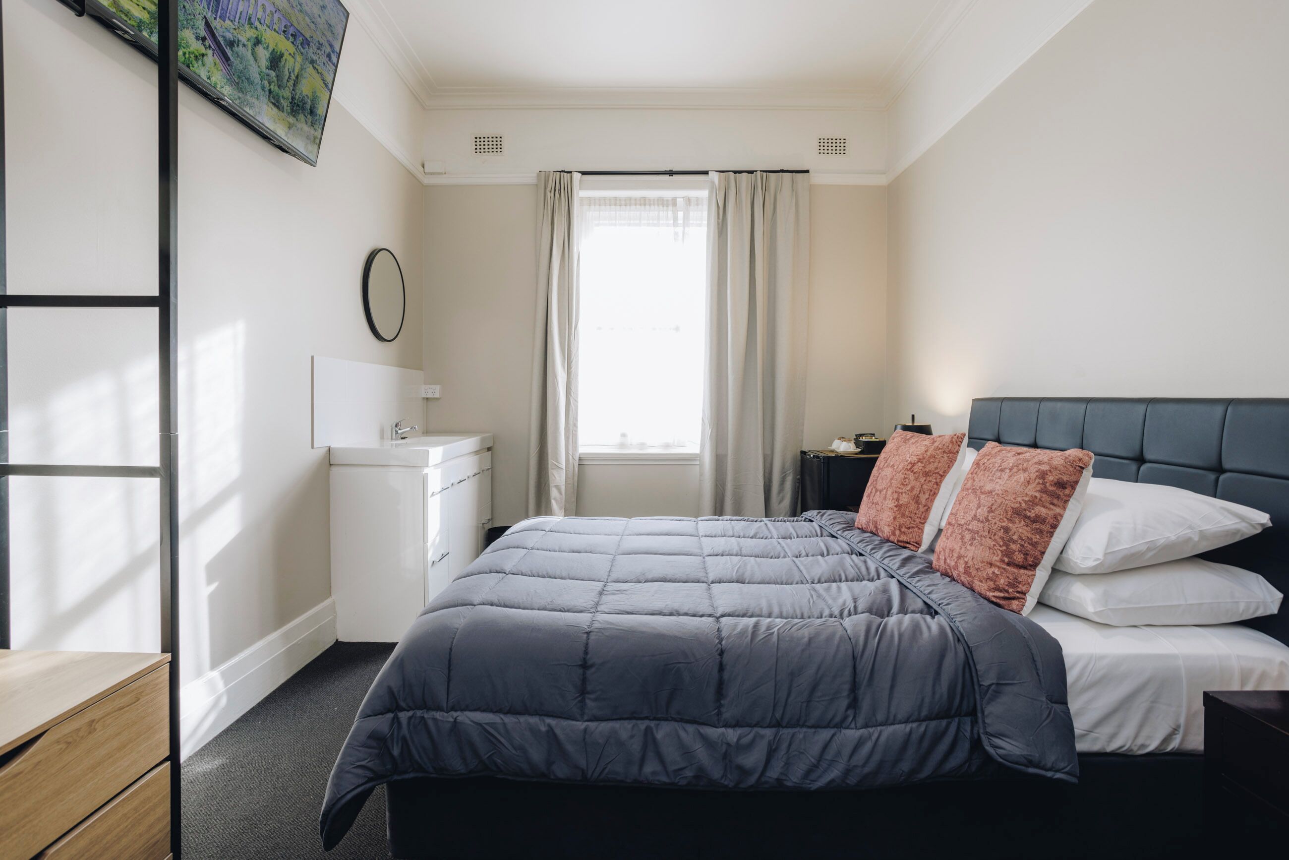 Traditional Double Room, 1 Queen Bed, Shared Bathroom | Free WiFi, bed sheets