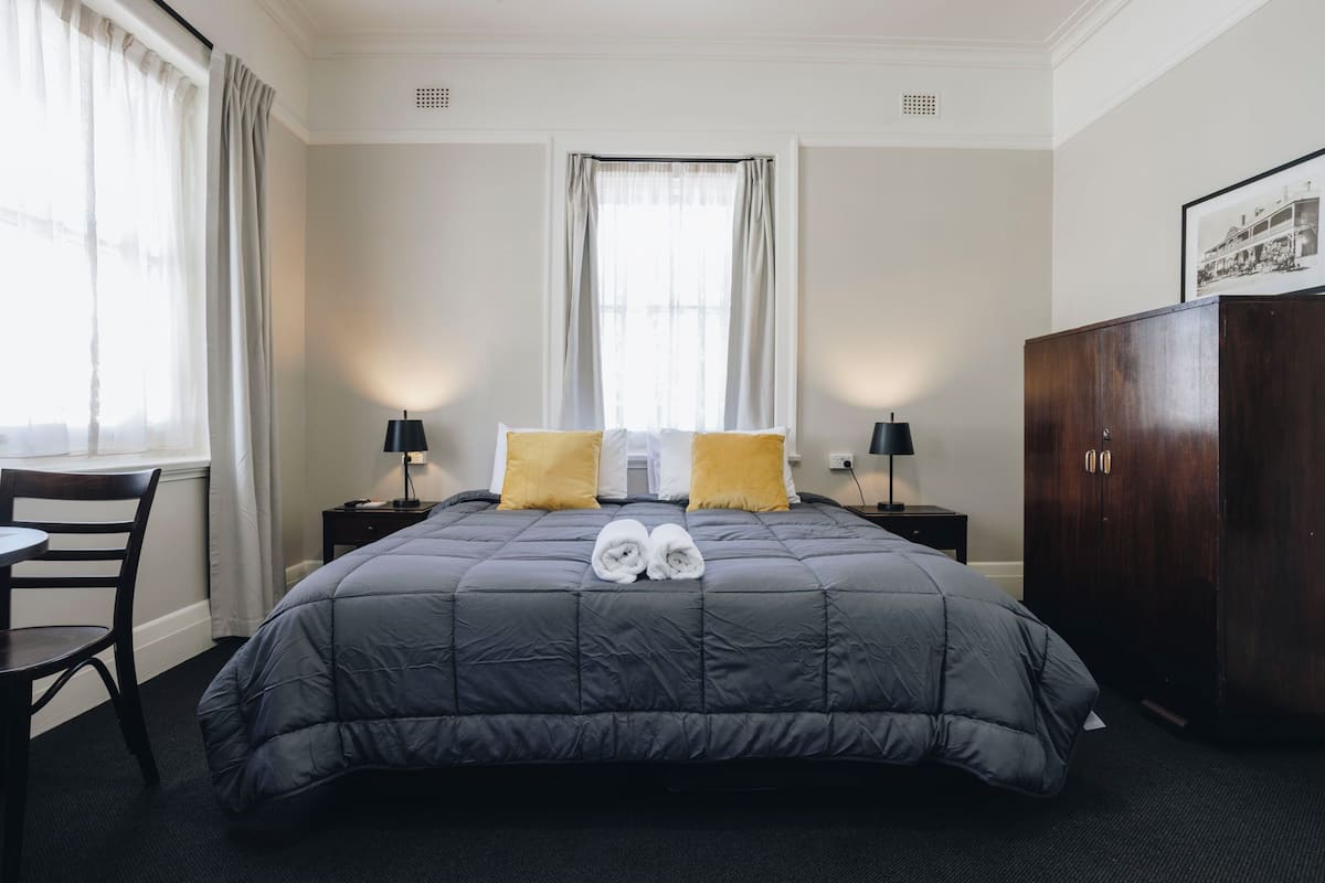 Traditional-Doppelzimmer, 1 King-Bett, Gemeinschaftsbad | Kostenloses WLAN, Bettwäsche
