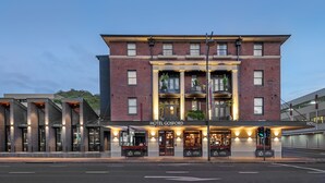A hotel with a classic facade, large windows, and a well-lit entrance. - Hotel Gosford (Gosford)