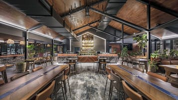 3 Bars/Lounges