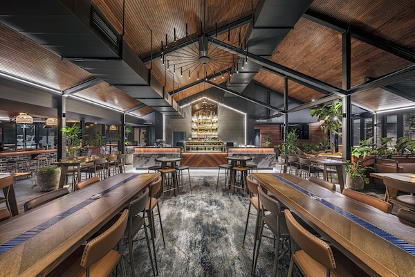 3 bars/lounges