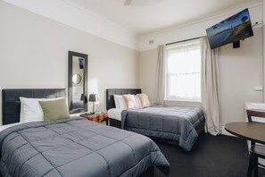 Family Double or Twin Room, Multiple Beds, Shared Bathroom | Free WiFi, bed sheets - Hotel Gosford (Gosford)