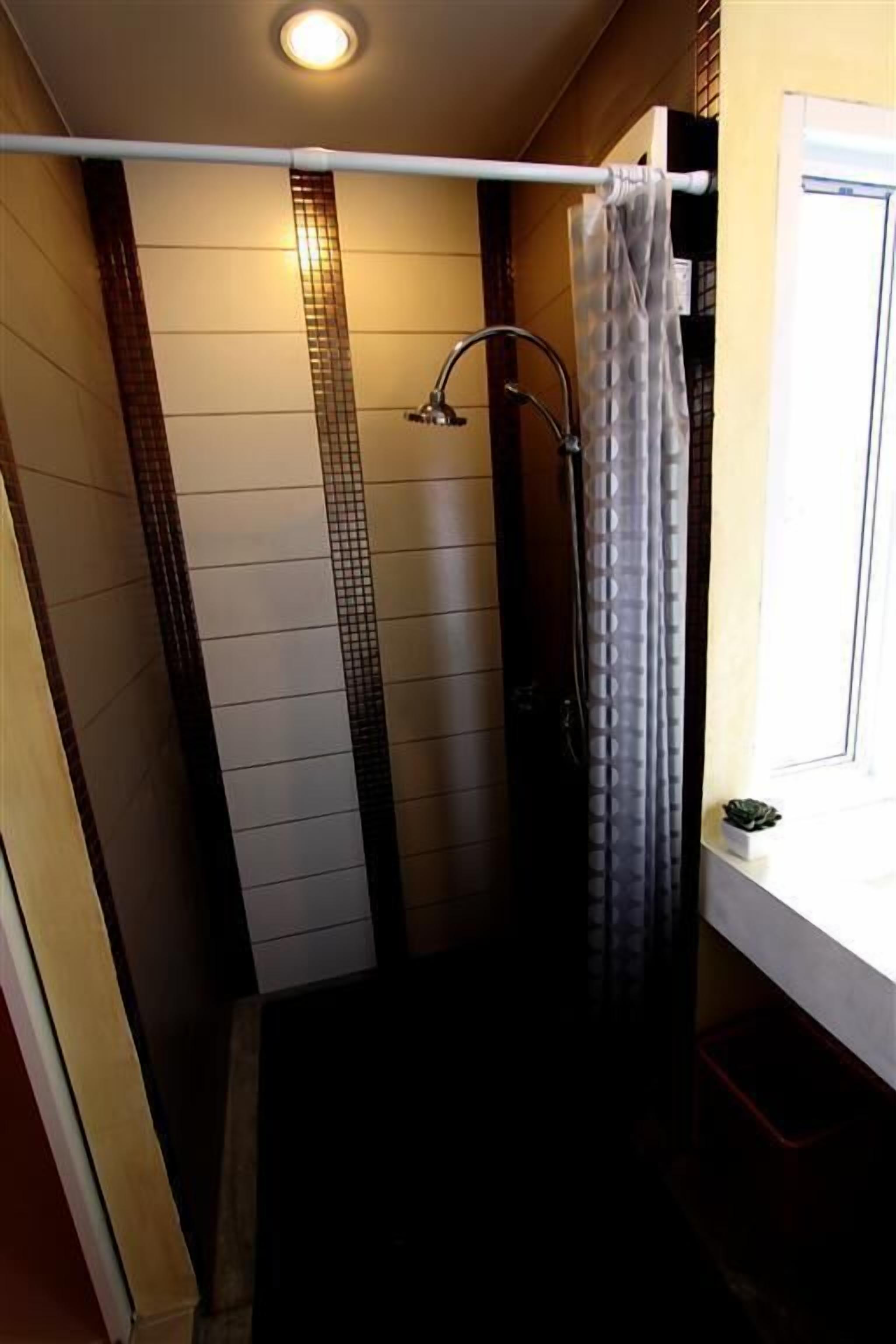 Chambre Standard | Douche de la salle de bain