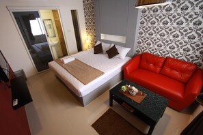 Premium bedding, minibar, free WiFi, bed sheets