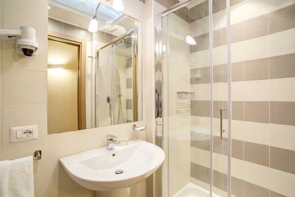 Double Room | Bathroom | Shower, free toiletries, hair dryer, bidet - Top Floor Navona (Rome)