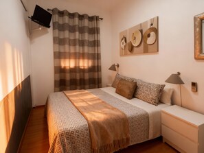Classic Double Room, Air conditioning | Desk, free WiFi, bed sheets