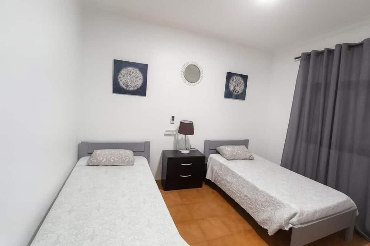 Habitació triple, no fumadors, aire condicionat | Escriptori, wifi gratuïta i roba de llit