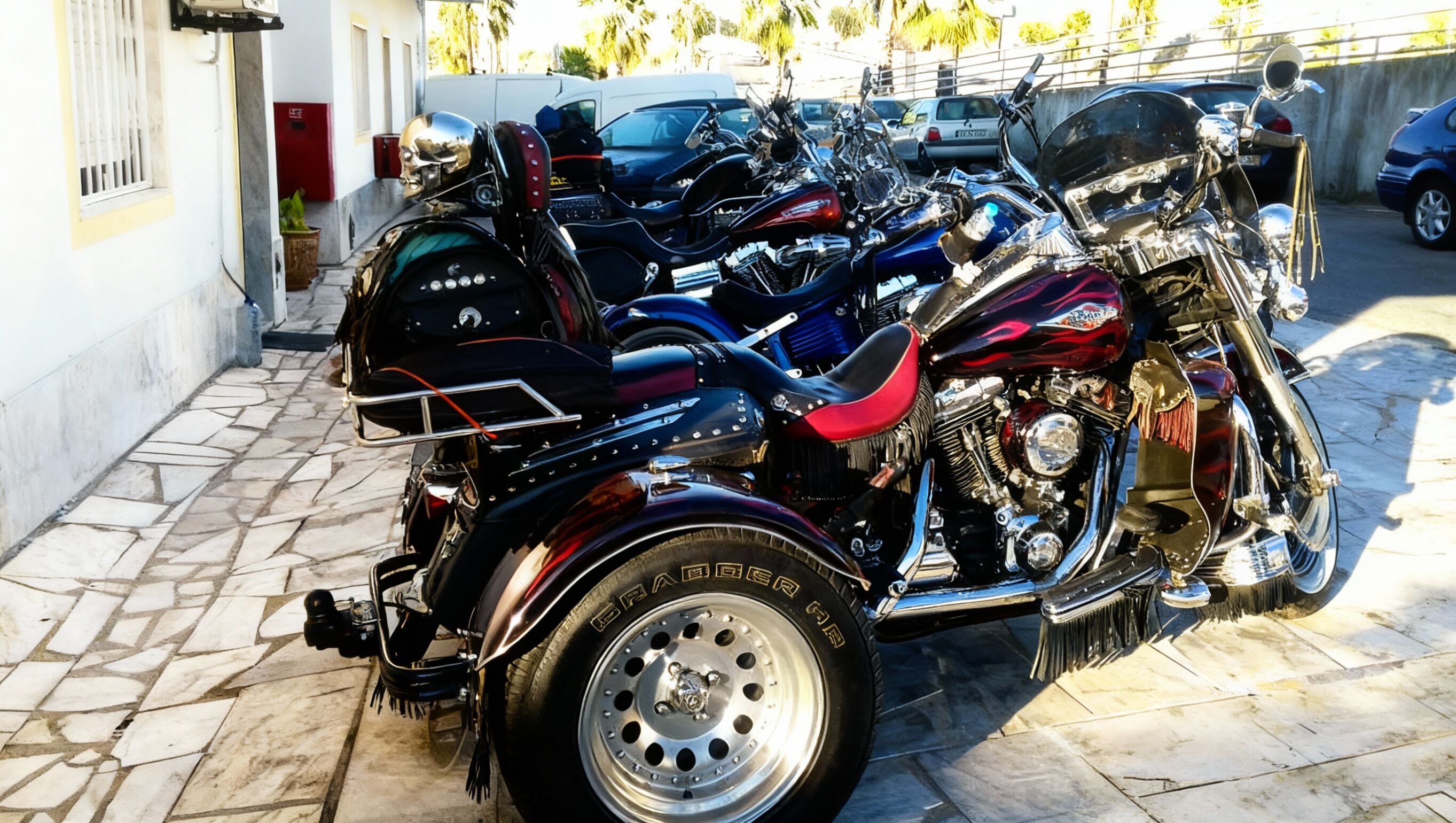 Ein Motorrad mit Beiwagen steht auf einem gepflasterten Einfahrt.