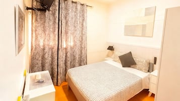 Quarto casal clássico de uso individual | Escrivaninha, Wi-Fi de cortesia, roupa de cama