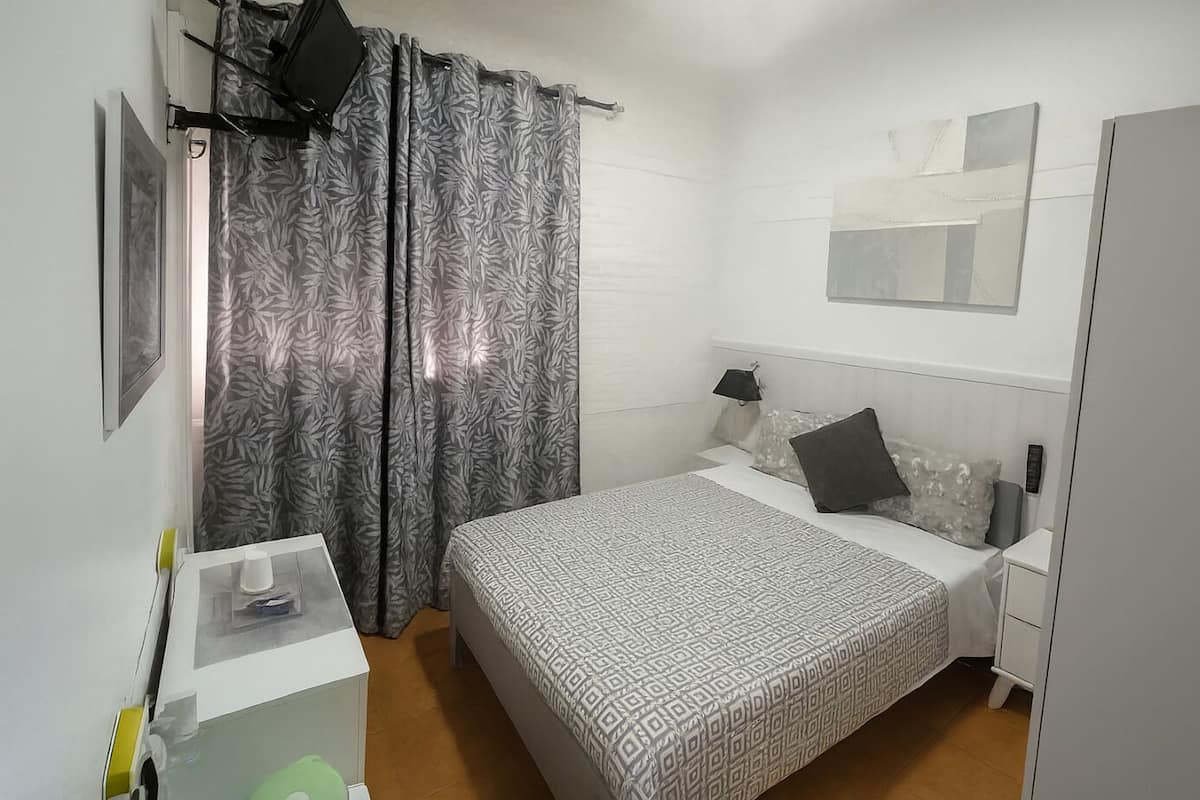 Classic Double Room Single Use | Desk, free WiFi, bed sheets