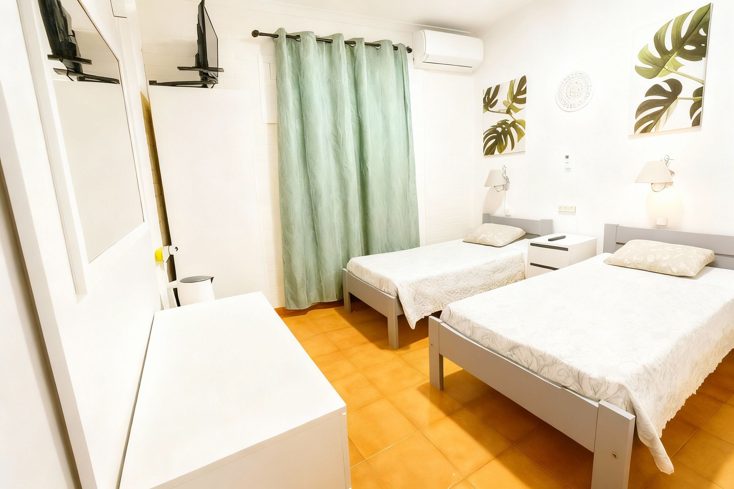 Classic Twin Room | Desk, free WiFi, bed sheets