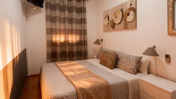 Classic Double Room, Air conditioning | Desk, free WiFi, bed sheets