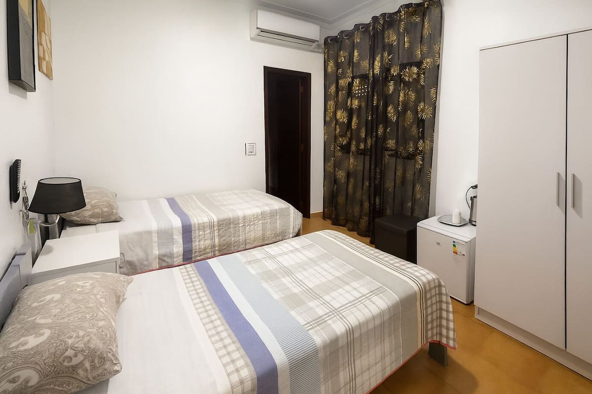 Classic Twin Room | Desk, free WiFi, bed sheets