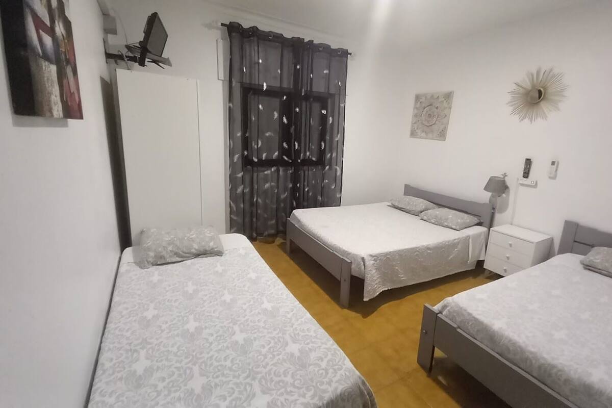 Family Room | Desk, free WiFi, bed sheets