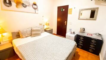 Classic Double Room Single Use | Desk, free WiFi, bed sheets