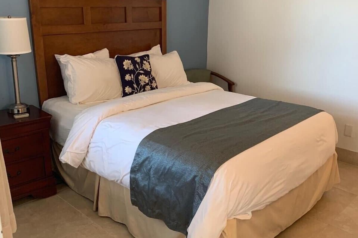 Room, 1 Queen Bed | Desk, blackout curtains, soundproofing, iron/ironing board