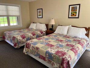 Fyrbäddsrum - 2 queensize-sängar - utsikt mot bergen | Individuell inredning, skrivbord, strykjärn/strykbräda och gratis wi-fi