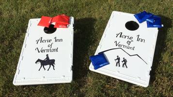 Deux panneaux blancs sur lesquels on peut lire « Aerie Inn of Vermont » et qui présentent des illustrations d’un cheval et de personnes en randonnée.
