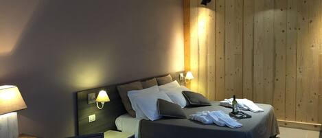 Literie de qualité, coffre-fort, décor unique, bureau