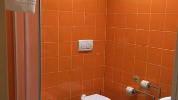 Douche, douche à « effet pluie », articles de toilette de luxe