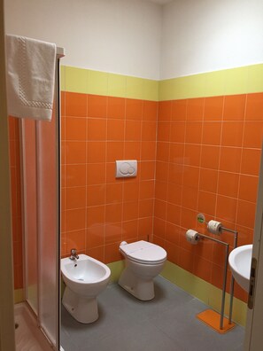Shower, rainfall showerhead, designer toiletries, hair dryer - Il Fortino Mini Suites (Ameglia)