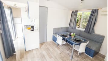 Mobil enhet - Comfort | Eget pentry | Stort kylskåp, mikrovågsugn (vid begäran), spishäll och espressobryggare