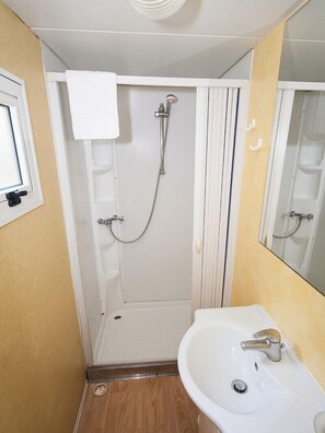 A bathroom with a shower, a sink, and a mirror. - Toscana Holiday Village (Montopoli in Val d'Arno)