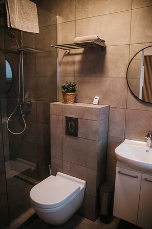 Douche, sèche-cheveux, serviettes fournies